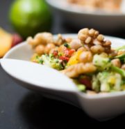 Sommersalat: Brokkolisalat mit gebratenen Kichererbsen und Pfirsichvinaigrette