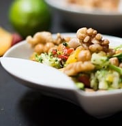 Sommersalat: Brokkolisalat mit gebratenen Kichererbsen und Pfirsichvinaigrette