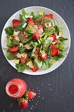 Sommersalat mit Erdbeer-Vinaigrette