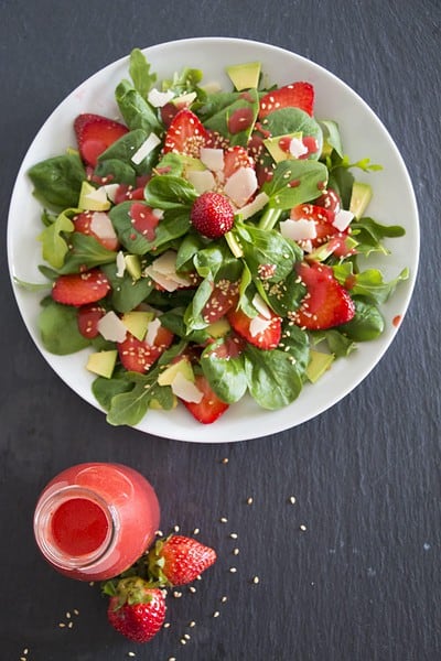 Sommersalat mit Erdbeer-Vinaigrette