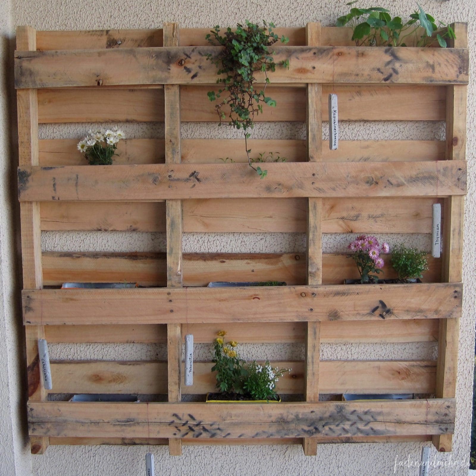 Upcycling: Kräuterbeet für den Balkon