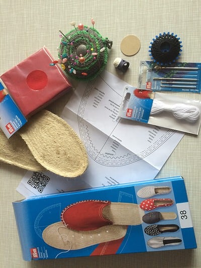 Nähzubehör für Espadrilles, inklusive Faden, Nadel, Schablonen und Bastelmaterialien, für DIY-Schuhe und Handarbeit bei Handmade Kultur.