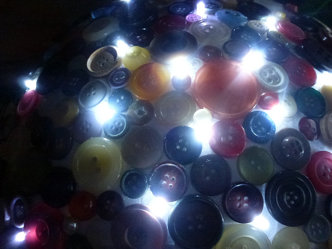 Lampe beklebt mit Knöpfen