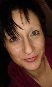 Porträt einer Frau mit kurzen schwarzen Haaren, blauen Augen und freundlichem Lächeln, geeignet für Handmade Kultur Themen, kreative und handgemachte Kunst.