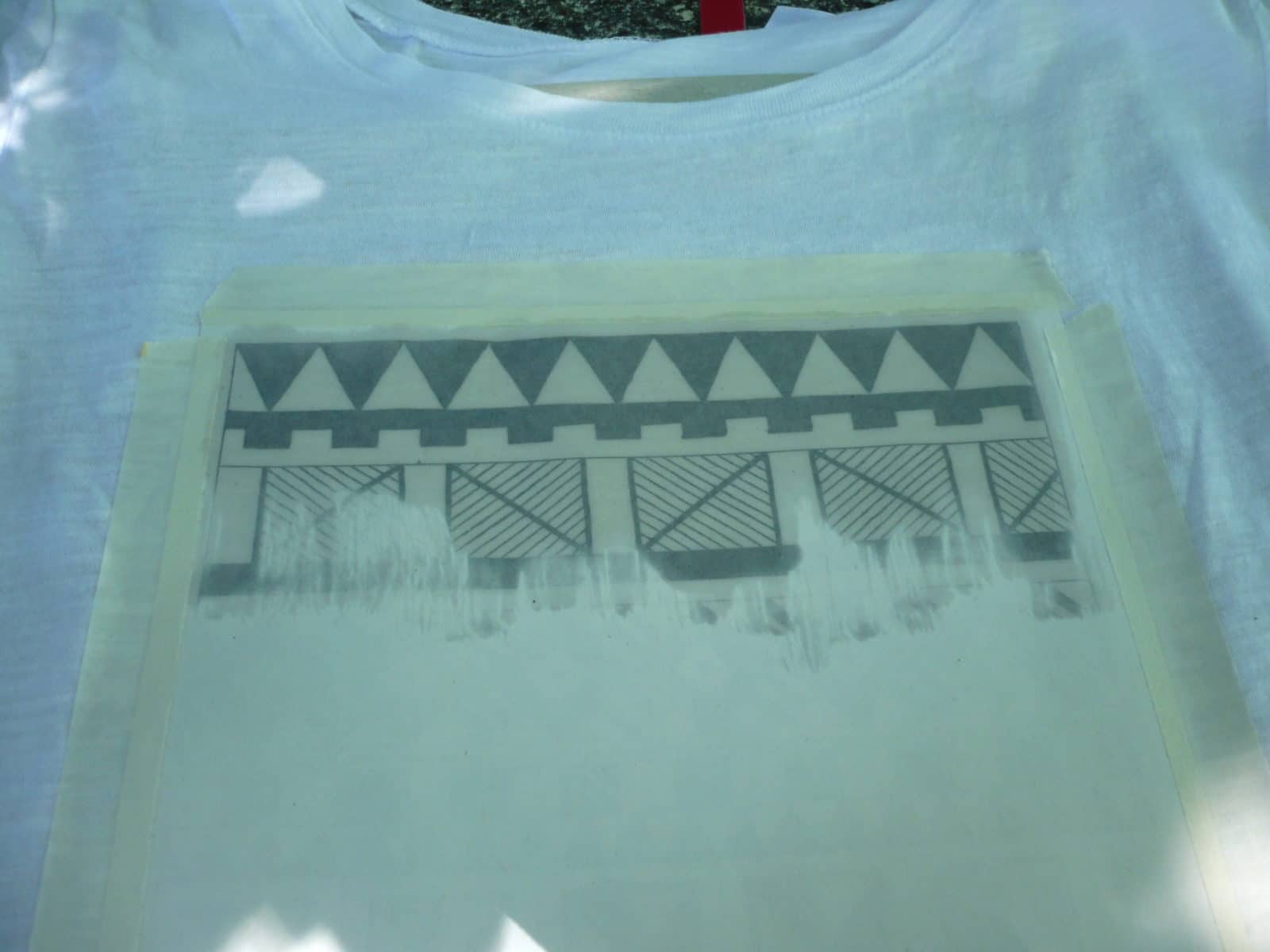 Ein T-Shirt im Ethno-Stil bedrucken