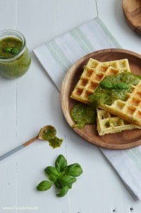 Zucchini-Parmesan Waffeln mit einer Tomaten-Basilikum Marmelade von den [Foodistas]