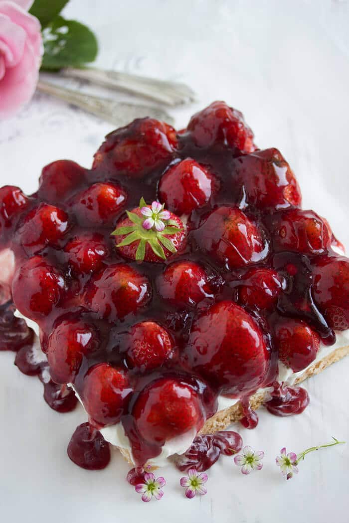 „Erdbeerkuchen mit Vanillesahne!“