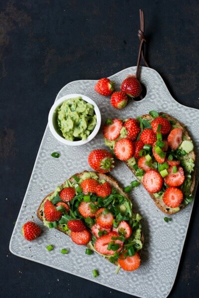 Avocadostullen mit Erdbeeren und Lauchzwiebeln