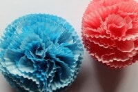 Blüten aus Papier-Muffinförmchen