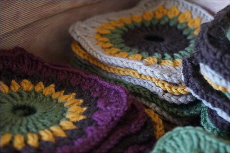 Decke aus Granny Squares: 5 FARBEN, 4 MÖGLICHKEITEN, 120 VARIANTEN