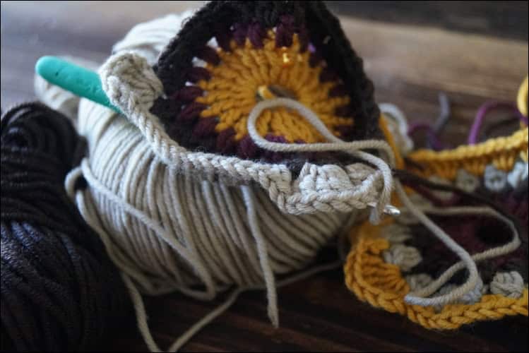Decke aus Granny Squares: 5 FARBEN, 4 MÖGLICHKEITEN, 120 VARIANTEN