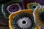 Decke aus Granny Squares: 5 FARBEN, 4 MÖGLICHKEITEN, 120 VARIANTEN