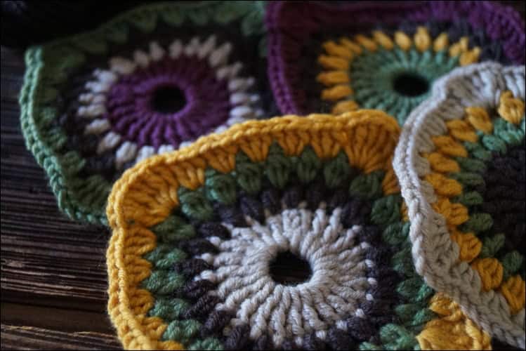 Decke aus Granny Squares: 5 FARBEN, 4 MÖGLICHKEITEN, 120 VARIANTEN