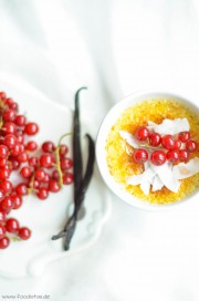 Kokos Crème Brûlée mit Johannisbeeren von den [Foodistas]