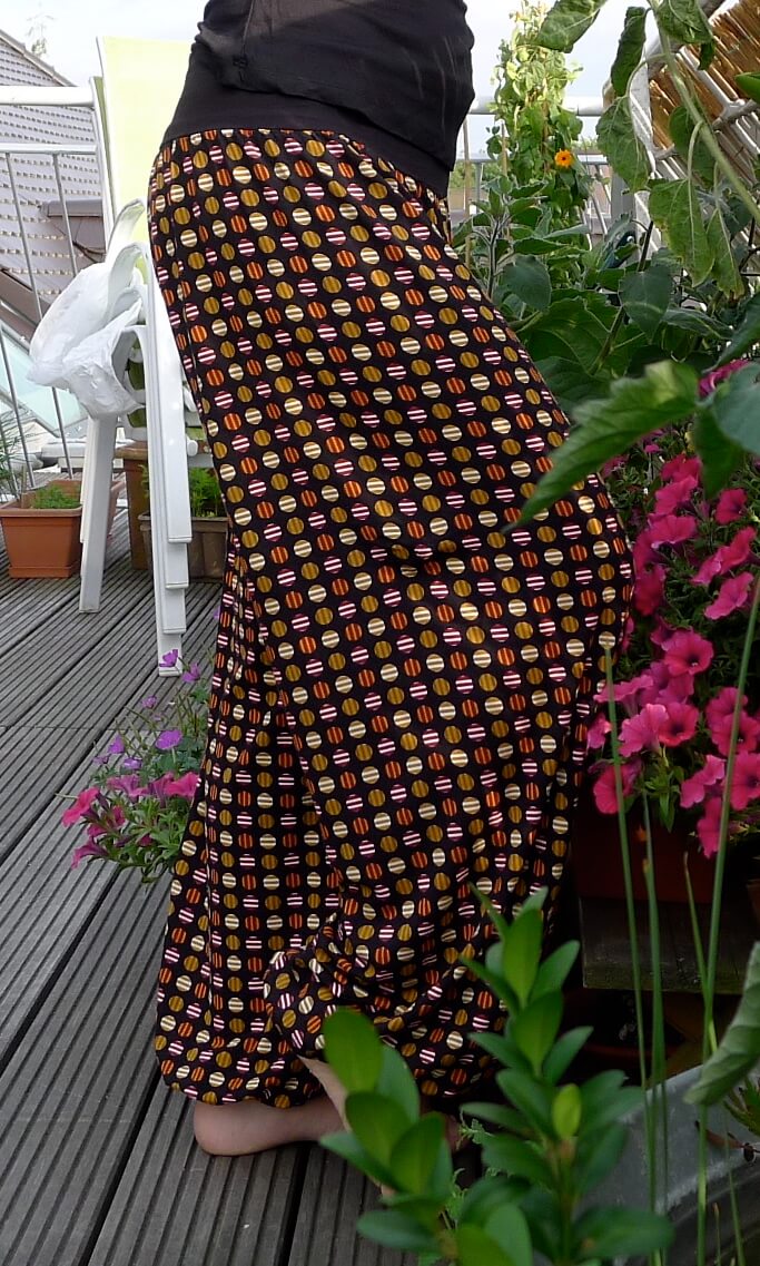 Sarihose luftig und leicht mit bunten Tupfen