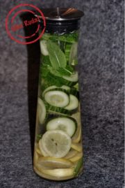 Mit Gurke, Zitrone und Minze aufgepepptes Wasser