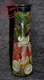 Mit Gurke, Zitrone und Minze aufgepepptes Wasser