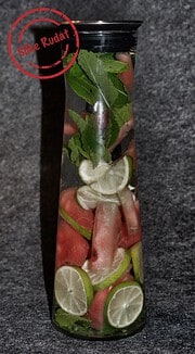 Mit Gurke, Zitrone und Minze aufgepepptes Wasser
