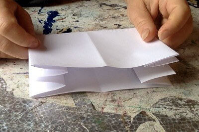 Selbstgemachte Sammelmappe aus Papier mit gefalteten Taschen, ideal für kreative Sammelprojekte und Organisation, perfekt für DIY Bastelideen bei Handmade Kultur.
