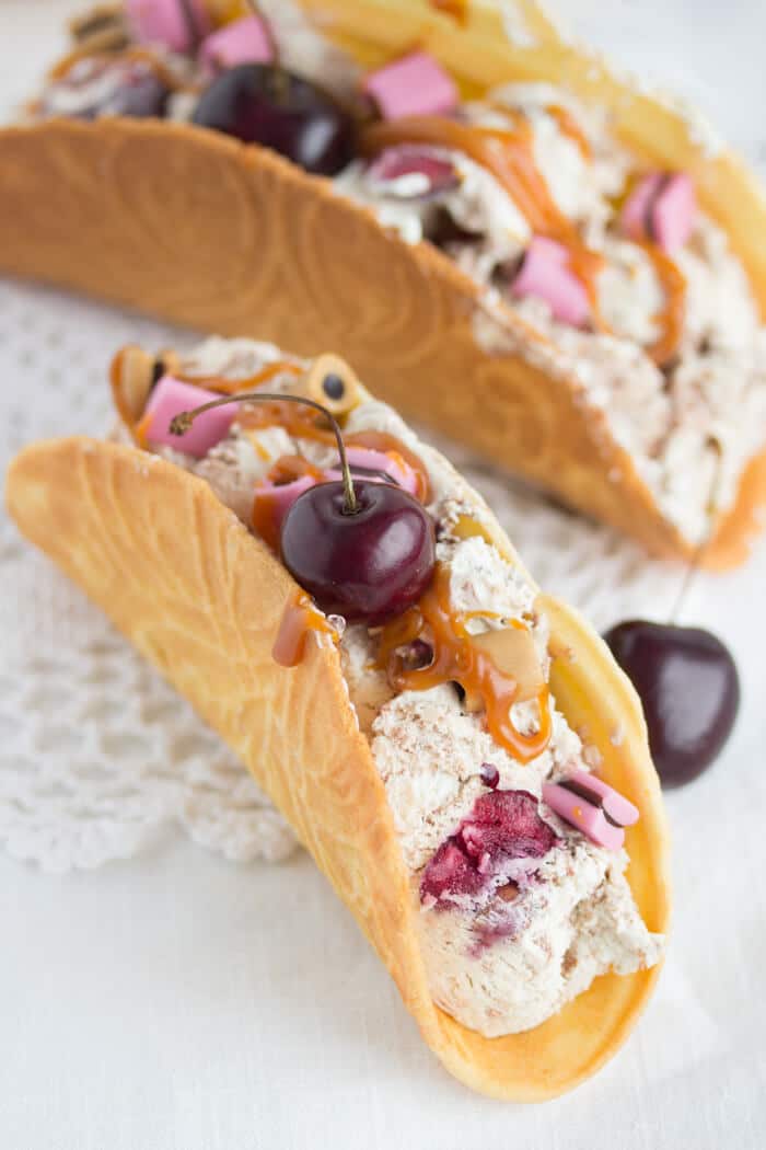 „Lakritz Kirsch Eis mit Schokoladen Swirl & Salzkaramell Drizzle!“