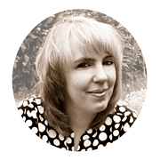 Porträt einer Frau mit blonden Haaren, lächelnd, in einem Polka-Dot-Kleid, umgeben von Natur, ideal für handgemachte Kultur und kreative Handwerkskunst.