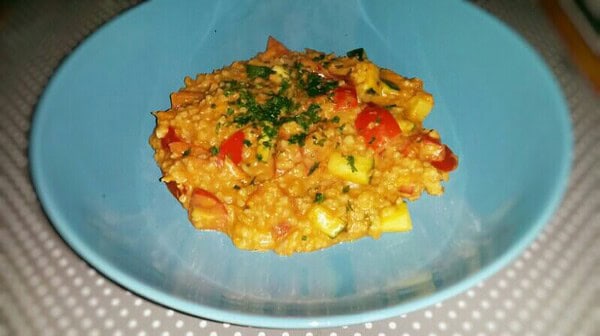 Bulgur-Linsen-Gemüse in Sahnesauce aus dem Wok