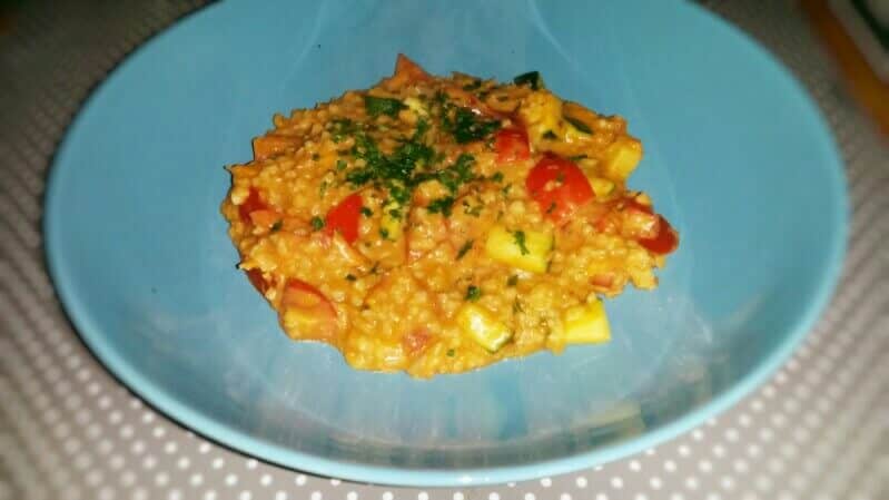 Bulgur-Linsen-Gemüse in Sahnesauce aus dem Wok