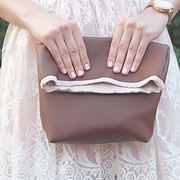 Handgefertigte Lederclutch mit Stoffdetail, perfekt für elegante Anlässe, von HANDMADE Kultur, zeigt hochwertige Verarbeitung und stilvolles Design.
