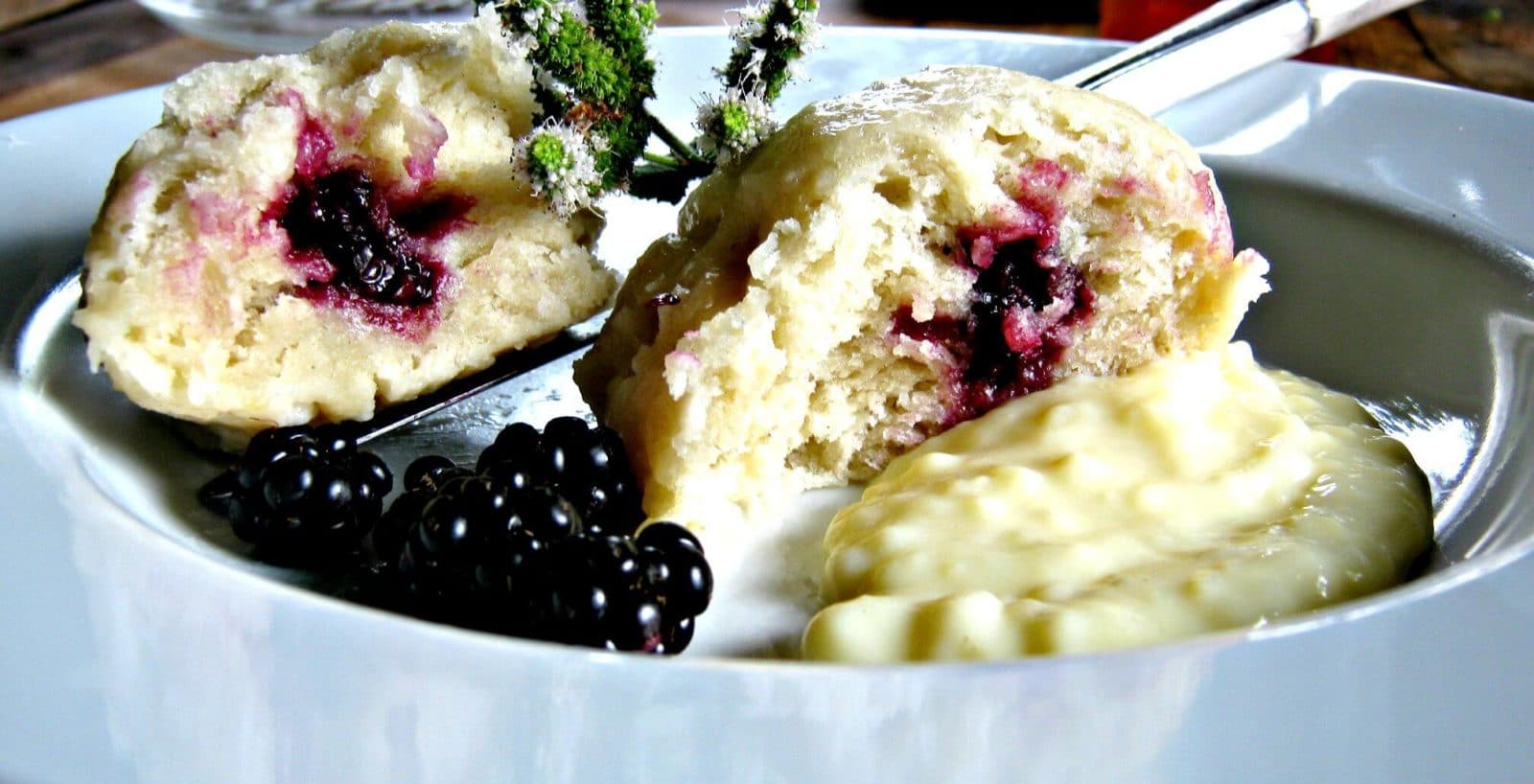 Hefeklöße mit Brombeerfüllung – so extra yammy