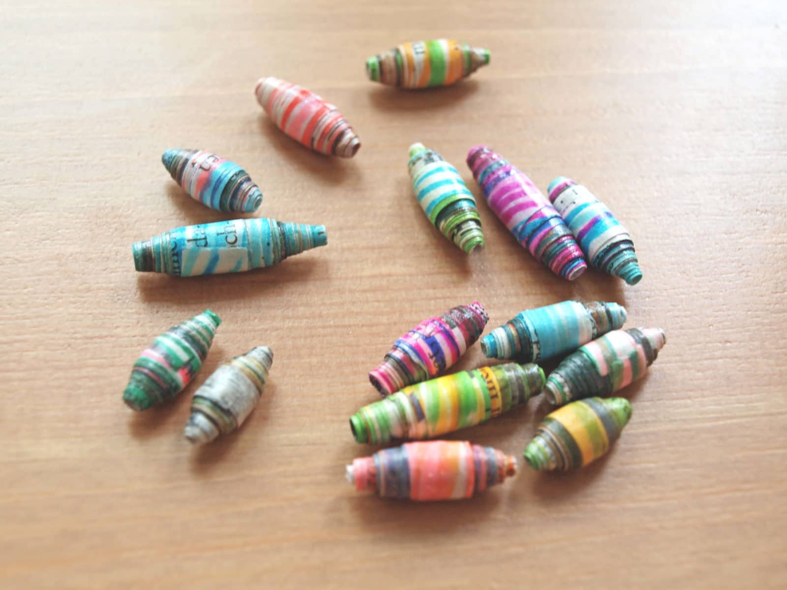 DIY Papierperlen-Haarband aus alter Zeitung