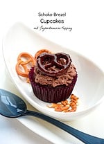 Schoko-Brezel-Cupcakes mit Diamant Moussezauber “Joghurt” Topping