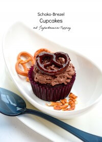 Schoko-Brezel-Cupcakes mit Diamant Moussezauber “Joghurt” Topping