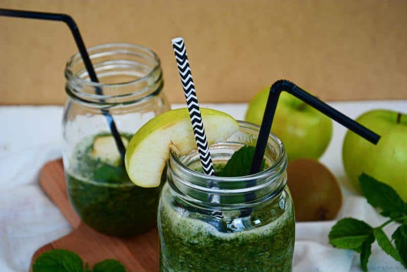 Green Smoothies – von brauner Pampe und püriertem Gras & ein easy-peasy Einsteigerrezept {Green Smoothie Revolution 2015}