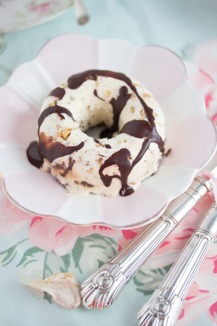 „vanilla eis donuts mit dinkel erdnuss pops & mandel kakao crunch!“