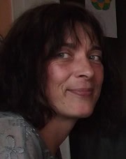 Porträt einer lächelnden Frau mit dunklen Haaren, die kreative Handarbeit und Kunsthandwerk repräsentiert, passend für die Themen von HANDMADE Kultur.
