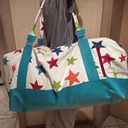 Bunte Sporttasche mit Sternen in Rot, Blau, Grün und Orange, aus Stoff gefertigt, mit Reißverschluss und Tragegriffen, ideal für Sport und Freizeit, handgefertigt.