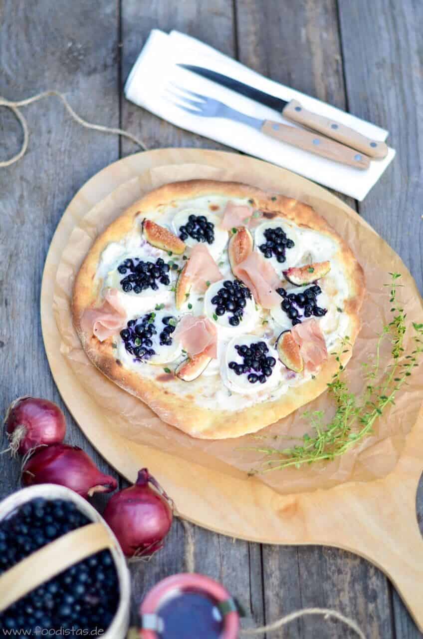 Pizza Bianco – Heidelbeer-Pizza mit Ziegenkäse von den [Foodistas]