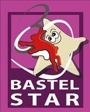 Logo von HANDMADE Kultur mit einem Stern und einer Hand, die einen roten Bastelstern hält, symbolisiert kreative Handarbeit und DIY-Projekte.
