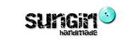 Logo von Surgit Handmade mit schwarzem Schriftzug und einer blauen Nadel, repräsentiert kreative Handwerkskunst und individuelle Herstellung von handgemachten Produkten.