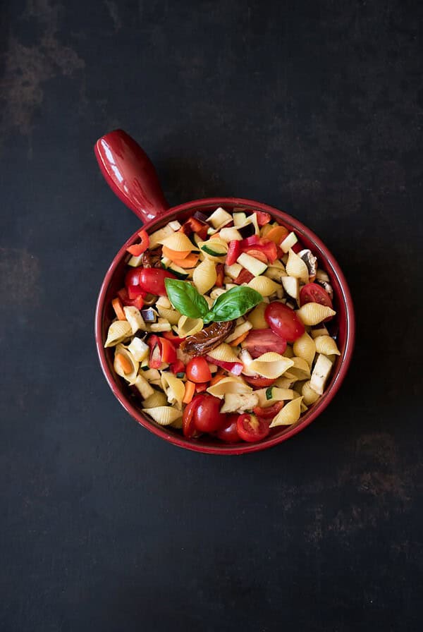 One Pot Pasta mit buntem Sommergemüse und Parmesan