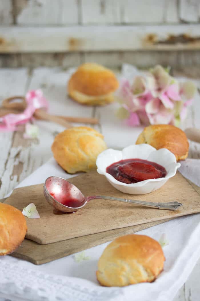 „Omas Quarkbrötchen mit Rotwein Zwetschgen Kompott!“