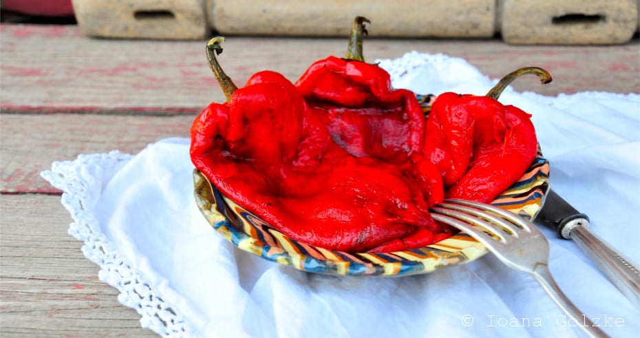 Rumänischer Salat von gegrillter Spitzpaprika