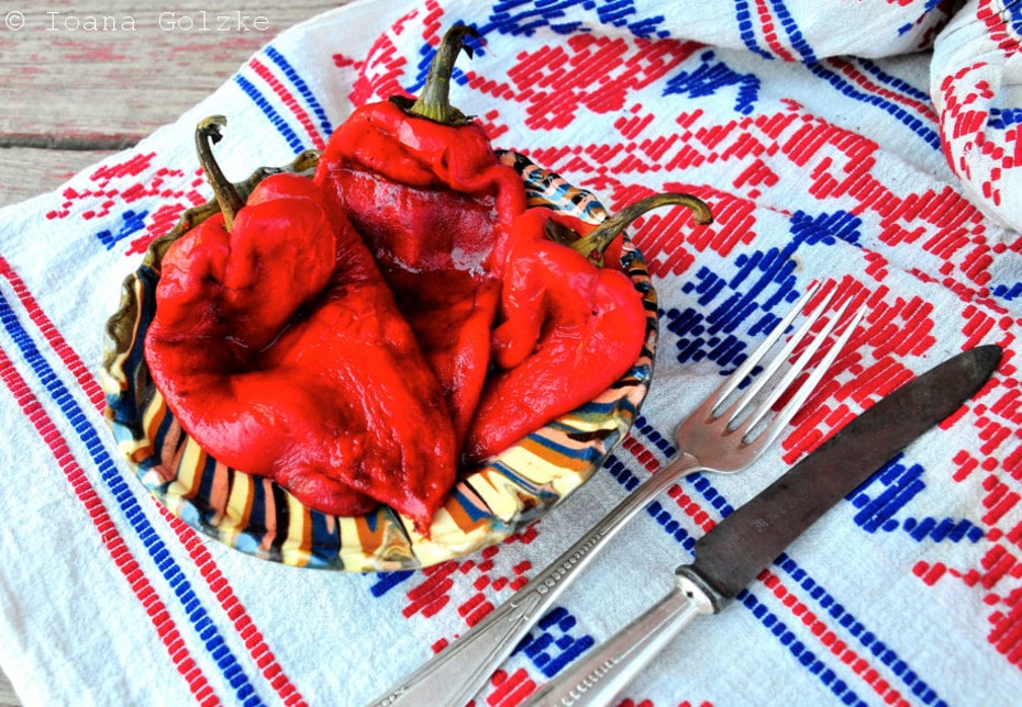Rumänischer Salat von gegrillter Spitzpaprika