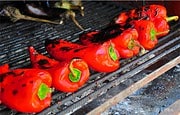 Rumänischer Salat von gegrillter Spitzpaprika