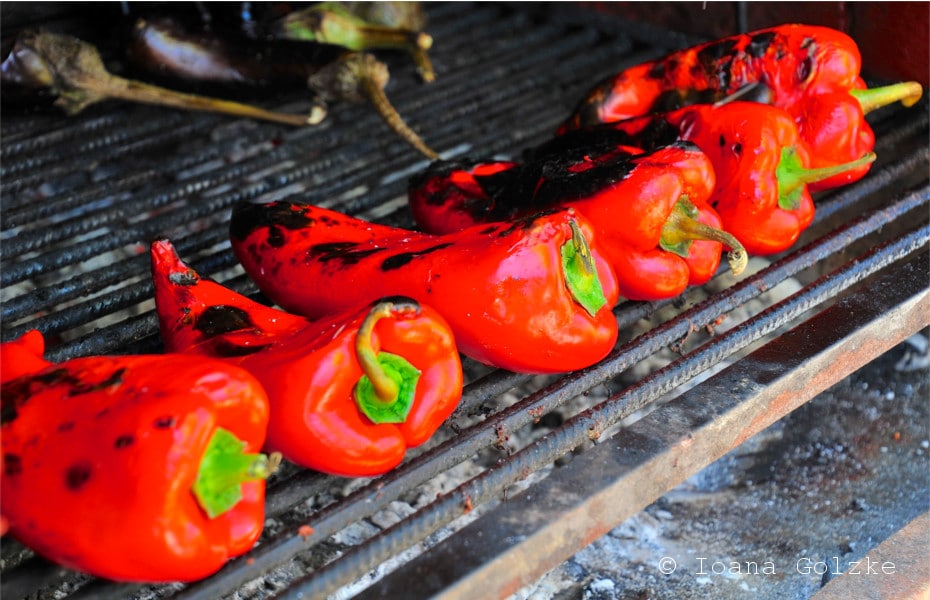 Rumänischer Salat von gegrillter Spitzpaprika