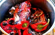 Rumänischer Salat von gegrillter Spitzpaprika