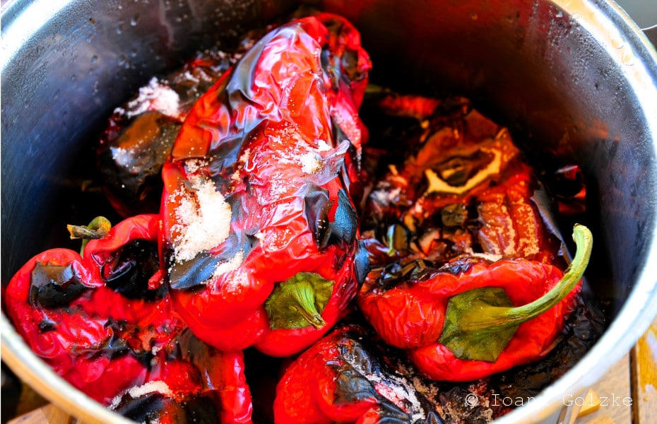 Rumänischer Salat von gegrillter Spitzpaprika