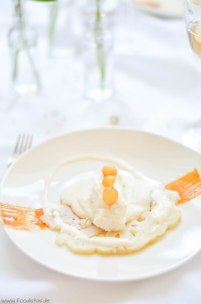 Steinbeißerfilet auf einem weißen Polenta-Blumenkohl-Bett von den [Foodistas]