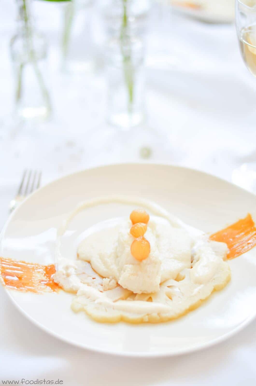 Steinbeißerfilet auf einem weißen Polenta-Blumenkohl-Bett von den [Foodistas]