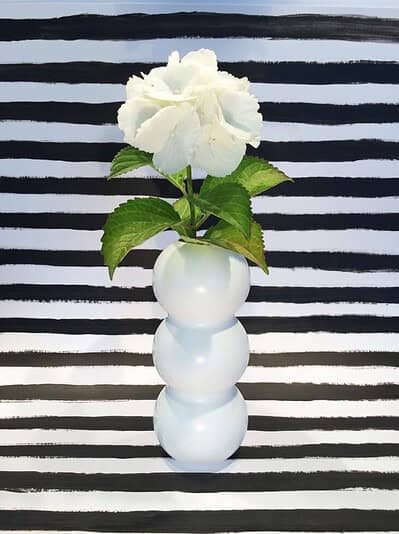 „Upcycling“ einer leeren Getränkeflasche zur Blumenvase